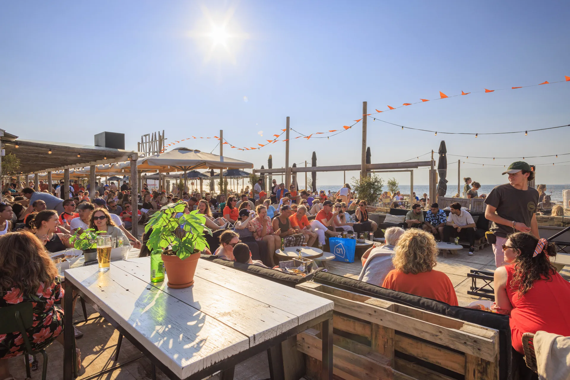 WK 2026 voetbal op groot scherm bij Manta Beach Scheveningen